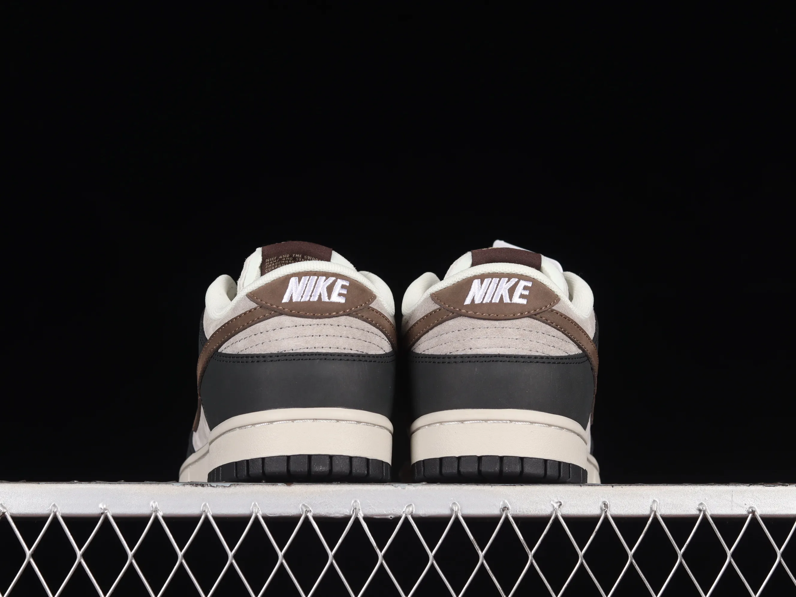 All Categories Nk SB Dunk Series Nk SB Dunk Low Low-top sneakers Otomo Katsuhiro x Nk SB Dunk Low "Steamboy OST" Otomo Katsuhiro co-branded SB low-top sports and leisure sneakers LF0039-003